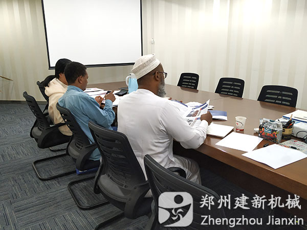 埃塞俄比亞客戶(hù)到鄭州建新機(jī)械參觀訪問(wèn)